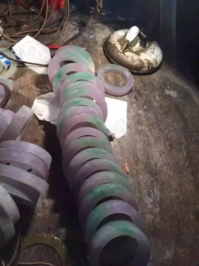 豆种翡翠手镯,绿带紫色翡翠手镯值钱吗-第12张图片-翡翠网 豆种翡翠手镯,绿带紫色翡翠手镯值钱吗-第12张图片-翡翠网