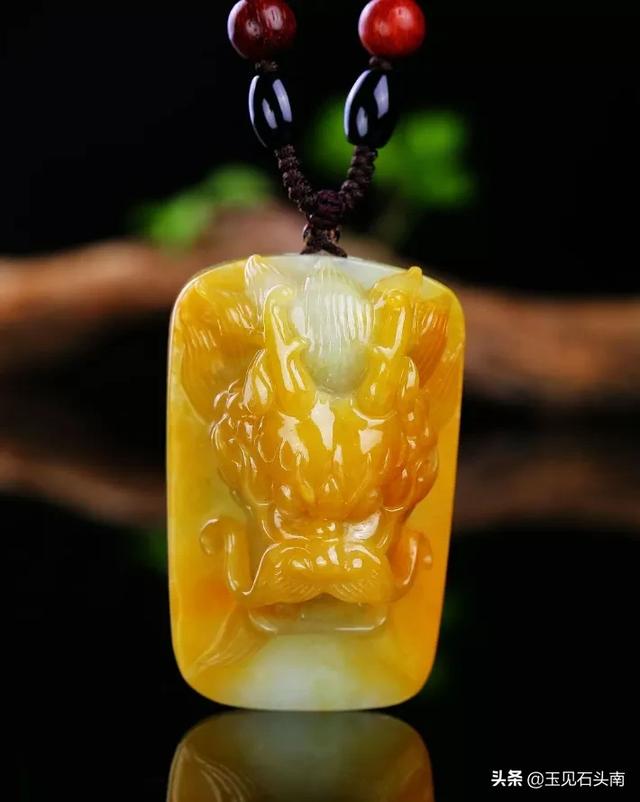 翡翠原石压灯黄雾鸡蛋黄翡翠原石价格-第8张图片-翡翠网 翡翠原石压灯黄雾鸡蛋黄翡翠原石价格-第8张图片-翡翠网