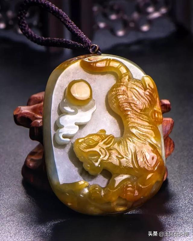 翡翠原石压灯黄雾鸡蛋黄翡翠原石价格-第15张图片-翡翠网 翡翠原石压灯黄雾鸡蛋黄翡翠原石价格-第15张图片-翡翠网