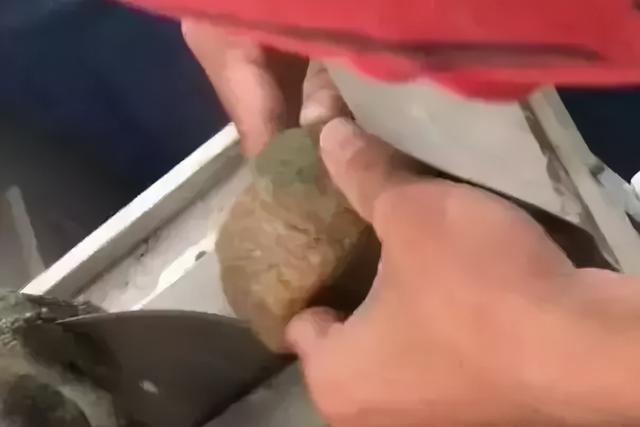 7千左右翡翠原石的简单介绍-第3张图片-翡翠网 7千左右翡翠原石的简单介绍-第3张图片-翡翠网