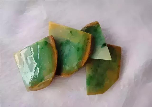 7千左右翡翠原石的简单介绍-第4张图片-翡翠网 7千左右翡翠原石的简单介绍-第4张图片-翡翠网