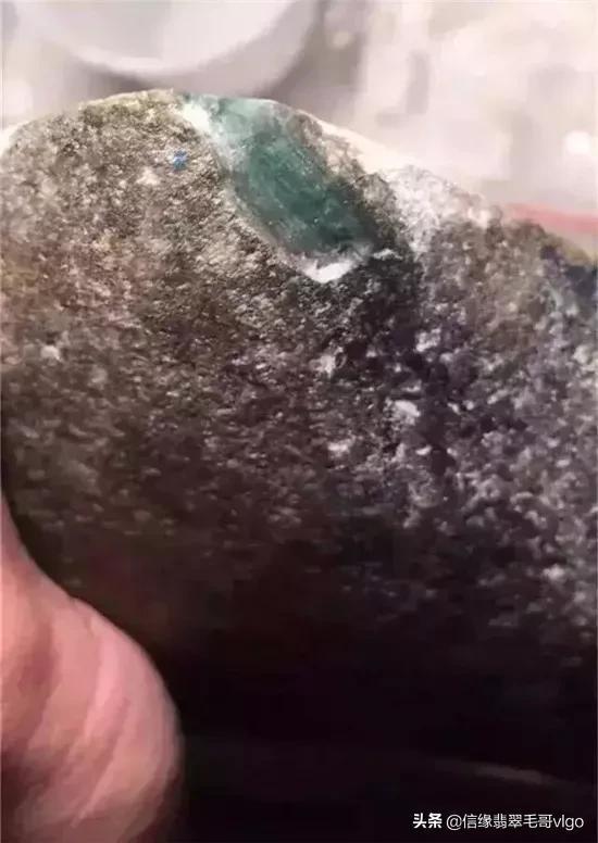 满裂翡翠原石如何取件,翡翠满色原石表现-第1张图片-翡翠网 满裂翡翠原石如何取件,翡翠满色原石表现-第1张图片-翡翠网