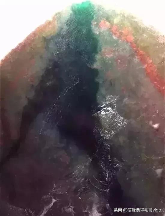 满裂翡翠原石如何取件,翡翠满色原石表现-第2张图片-翡翠网 满裂翡翠原石如何取件,翡翠满色原石表现-第2张图片-翡翠网