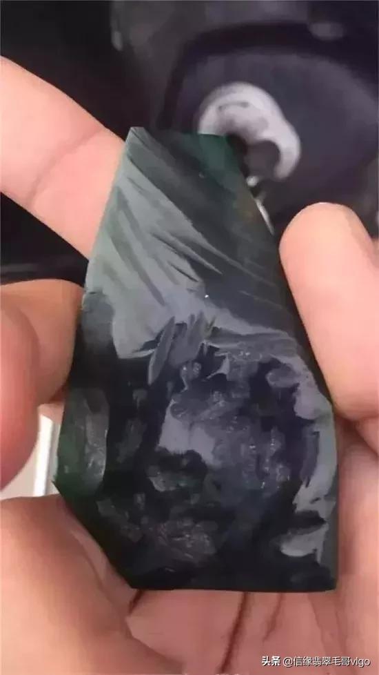 满裂翡翠原石如何取件,翡翠满色原石表现-第3张图片-翡翠网 满裂翡翠原石如何取件,翡翠满色原石表现-第3张图片-翡翠网