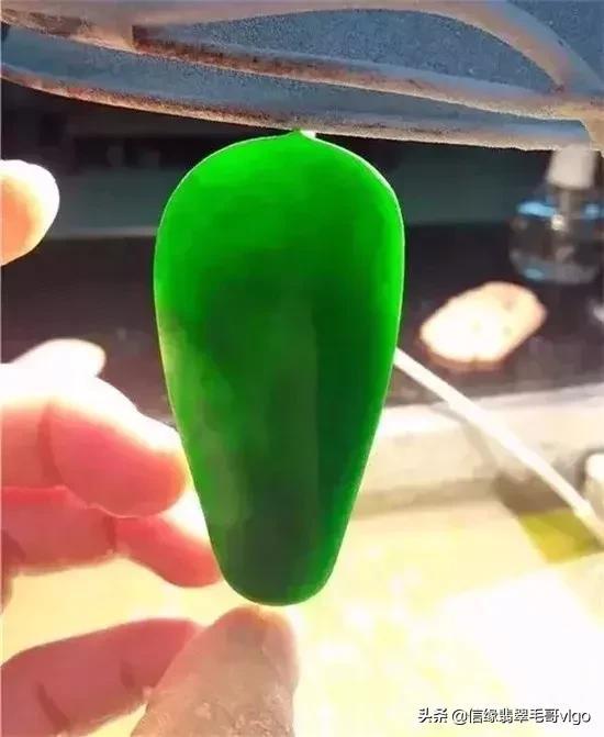 满裂翡翠原石如何取件,翡翠满色原石表现-第4张图片-翡翠网 满裂翡翠原石如何取件,翡翠满色原石表现-第4张图片-翡翠网