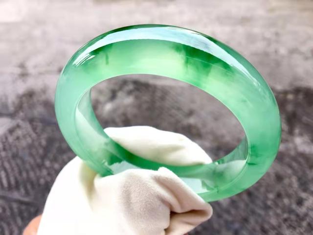 翡翠冰种手镯冬天适合戴吗,翡翠糯种冰种-第1张图片-翡翠网 翡翠冰种手镯冬天适合戴吗,翡翠糯种冰种-第1张图片-翡翠网
