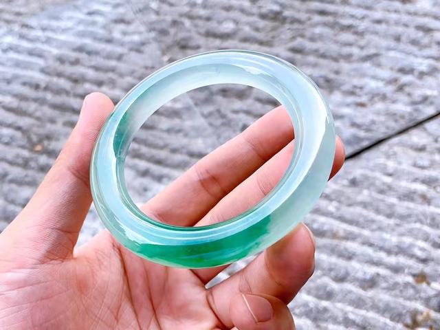 翡翠冰种手镯冬天适合戴吗,翡翠糯种冰种-第2张图片-翡翠网 翡翠冰种手镯冬天适合戴吗,翡翠糯种冰种-第2张图片-翡翠网