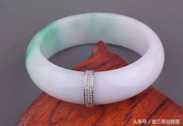 翡翠手镯摔断了怎么办,两个翡翠手镯都断了-第6张图片-翡翠网 翡翠手镯摔断了怎么办,两个翡翠手镯都断了-第6张图片-翡翠网