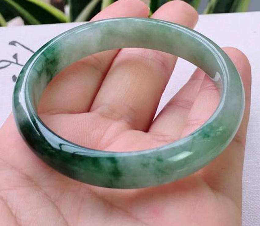 晒晒我带了5年的翡翠手镯,关于翡翠手镯知识的网站-第1张图片-翡翠网 晒晒我带了5年的翡翠手镯,关于翡翠手镯知识的网站-第1张图片-翡翠网