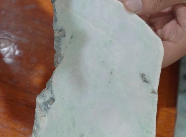 关于翡翠原石糯化与高糯化的区别的信息-第2张图片-翡翠网 关于翡翠原石糯化与高糯化的区别的信息-第2张图片-翡翠网