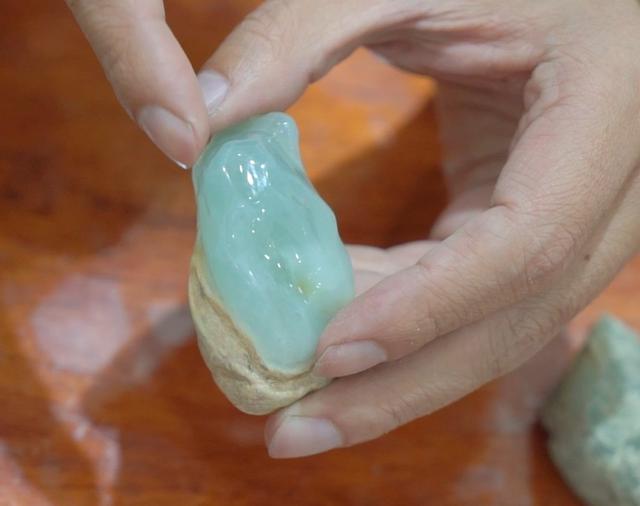 关于翡翠原石糯化与高糯化的区别的信息-第5张图片-翡翠网 关于翡翠原石糯化与高糯化的区别的信息-第5张图片-翡翠网