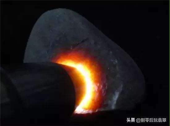 翡翠原石用x光机用灯光怎么看翡翠原石-第3张图片-翡翠网 翡翠原石用x光机用灯光怎么看翡翠原石-第3张图片-翡翠网