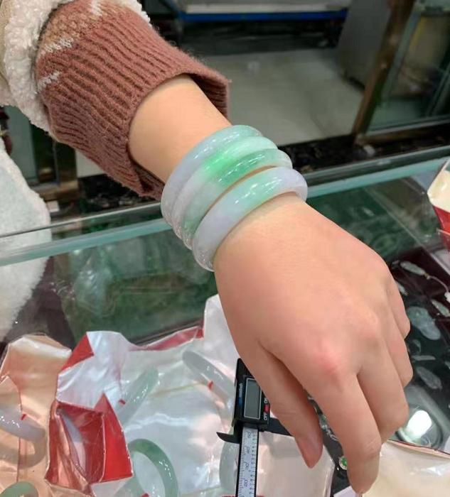 带了50年的翡翠手镯,翡翠手镯怎么能戴活-第1张图片-翡翠网 带了50年的翡翠手镯,翡翠手镯怎么能戴活-第1张图片-翡翠网