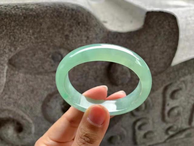 带了50年的翡翠手镯,翡翠手镯怎么能戴活-第2张图片-翡翠网 带了50年的翡翠手镯,翡翠手镯怎么能戴活-第2张图片-翡翠网