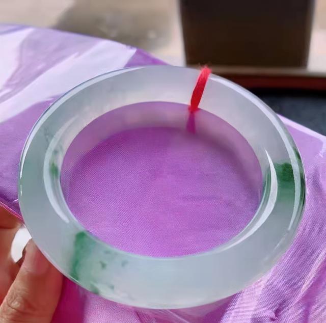 带了50年的翡翠手镯,翡翠手镯怎么能戴活-第3张图片-翡翠网 带了50年的翡翠手镯,翡翠手镯怎么能戴活-第3张图片-翡翠网