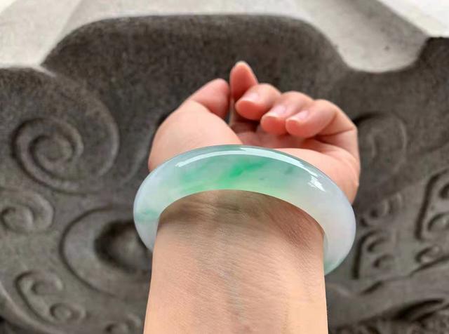 带了50年的翡翠手镯,翡翠手镯怎么能戴活-第4张图片-翡翠网 带了50年的翡翠手镯,翡翠手镯怎么能戴活-第4张图片-翡翠网