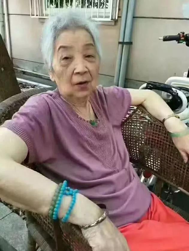 带了50年的翡翠手镯,翡翠手镯怎么能戴活-第5张图片-翡翠网 带了50年的翡翠手镯,翡翠手镯怎么能戴活-第5张图片-翡翠网