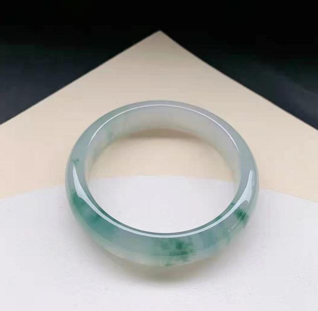 带了50年的翡翠手镯,翡翠手镯怎么能戴活-第6张图片-翡翠网 带了50年的翡翠手镯,翡翠手镯怎么能戴活-第6张图片-翡翠网