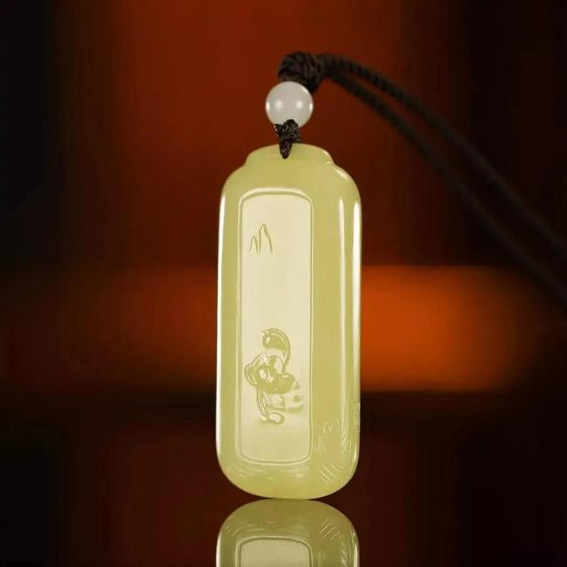 翡翠和黄龙玉哪个值钱,翡翠黄玉价格-第1张图片-翡翠网 翡翠和黄龙玉哪个值钱,翡翠黄玉价格-第1张图片-翡翠网