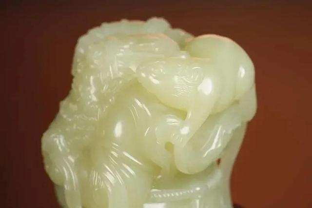 翡翠和黄龙玉哪个值钱,翡翠黄玉价格-第2张图片-翡翠网 翡翠和黄龙玉哪个值钱,翡翠黄玉价格-第2张图片-翡翠网