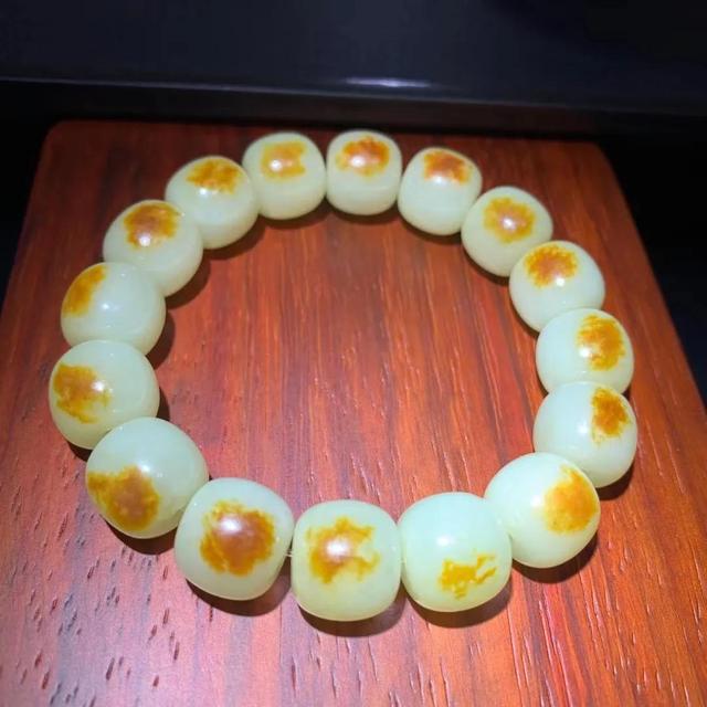 翡翠和黄龙玉哪个值钱,翡翠黄玉价格-第5张图片-翡翠网 翡翠和黄龙玉哪个值钱,翡翠黄玉价格-第5张图片-翡翠网