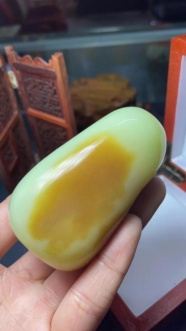 翡翠和黄龙玉哪个值钱,翡翠黄玉价格-第6张图片-翡翠网 翡翠和黄龙玉哪个值钱,翡翠黄玉价格-第6张图片-翡翠网