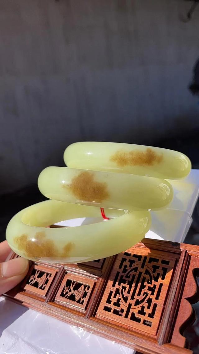 翡翠和黄龙玉哪个值钱,翡翠黄玉价格-第7张图片-翡翠网 翡翠和黄龙玉哪个值钱,翡翠黄玉价格-第7张图片-翡翠网