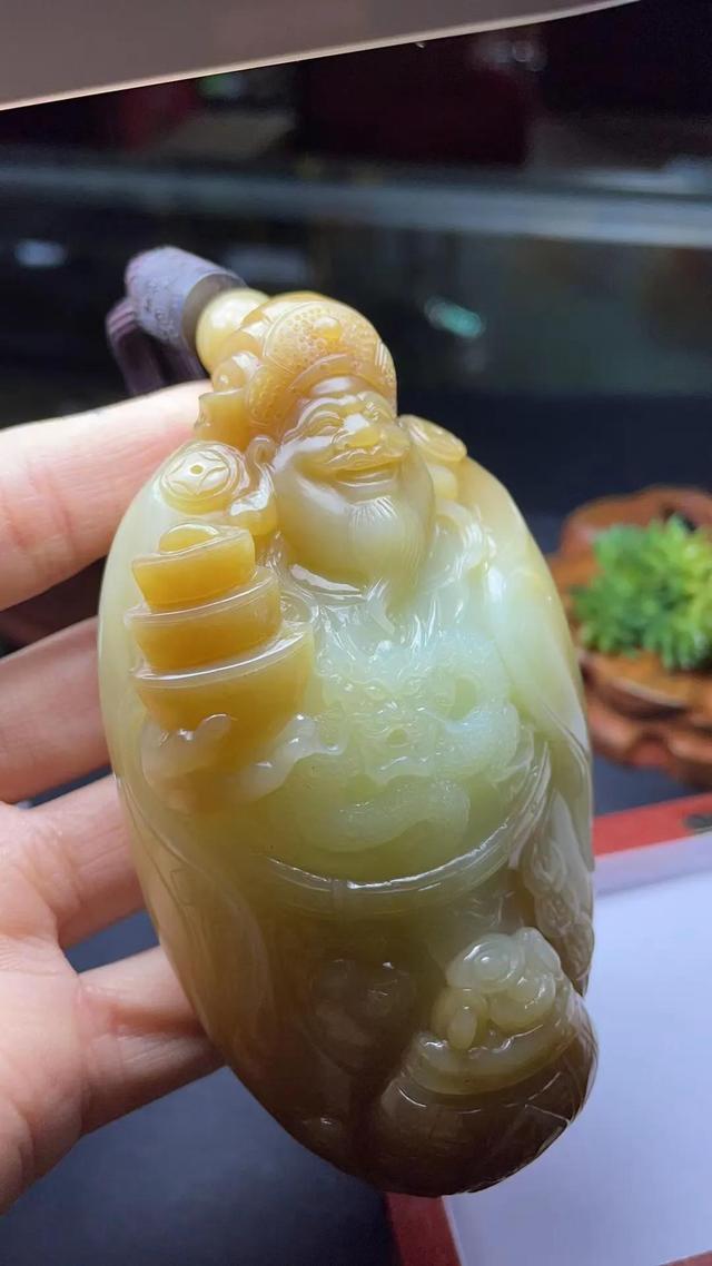 翡翠和黄龙玉哪个值钱,翡翠黄玉价格-第8张图片-翡翠网 翡翠和黄龙玉哪个值钱,翡翠黄玉价格-第8张图片-翡翠网