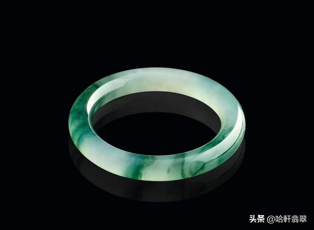 一千万满绿翡翠手镯翡翠吊坠好还是手镯吗-第3张图片-翡翠网 一千万满绿翡翠手镯翡翠吊坠好还是手镯吗-第3张图片-翡翠网