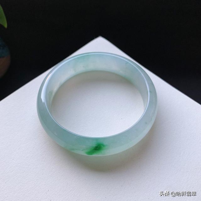 一千万满绿翡翠手镯翡翠吊坠好还是手镯吗-第6张图片-翡翠网 一千万满绿翡翠手镯翡翠吊坠好还是手镯吗-第6张图片-翡翠网