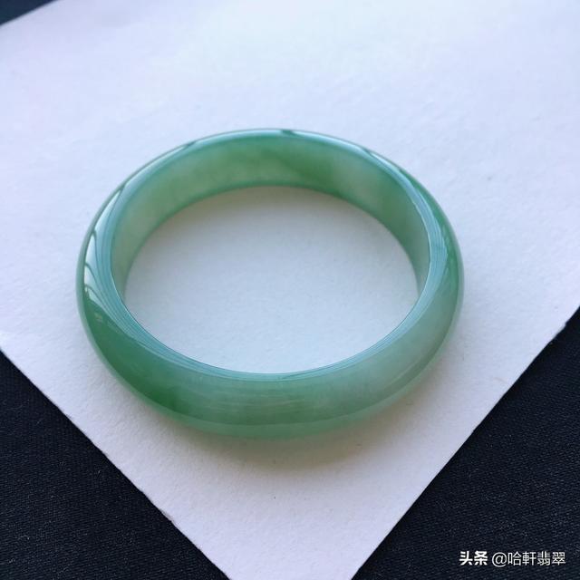 一千万满绿翡翠手镯翡翠吊坠好还是手镯吗-第8张图片-翡翠网 一千万满绿翡翠手镯翡翠吊坠好还是手镯吗-第8张图片-翡翠网