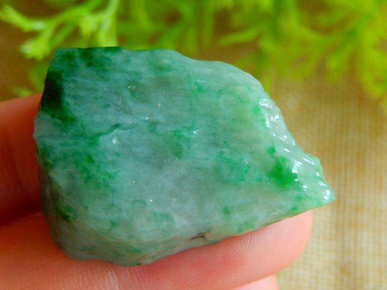 水飘绿翡翠原石,冰种飘绿翡翠-第1张图片-翡翠网 水飘绿翡翠原石,冰种飘绿翡翠-第1张图片-翡翠网