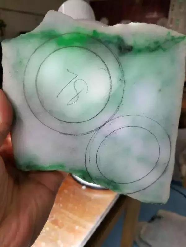 关于翡翠手镯12公斤的信息-第6张图片-翡翠网 关于翡翠手镯12公斤的信息-第6张图片-翡翠网