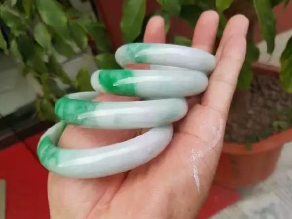 关于翡翠手镯12公斤的信息-第11张图片-翡翠网 关于翡翠手镯12公斤的信息-第11张图片-翡翠网