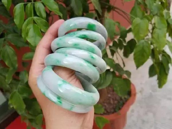 关于翡翠手镯12公斤的信息-第12张图片-翡翠网 关于翡翠手镯12公斤的信息-第12张图片-翡翠网