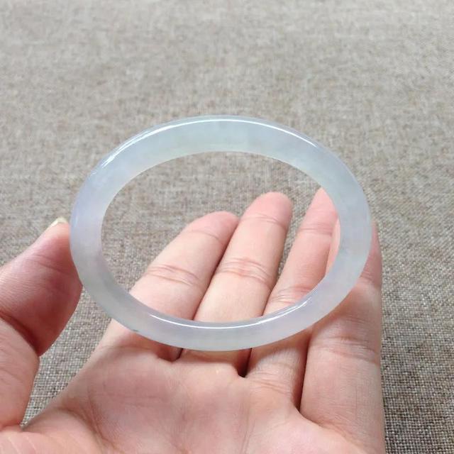 翡翠手镯的知识,如何挑选翡翠手镯-第3张图片-翡翠网 翡翠手镯的知识,如何挑选翡翠手镯-第3张图片-翡翠网