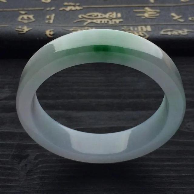 翡翠手镯的知识,如何挑选翡翠手镯-第4张图片-翡翠网 翡翠手镯的知识,如何挑选翡翠手镯-第4张图片-翡翠网