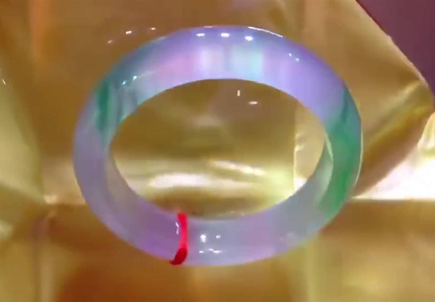 怎么看翡翠手镯是阳绿的简单介绍-第2张图片-翡翠网 怎么看翡翠手镯是阳绿的简单介绍-第2张图片-翡翠网