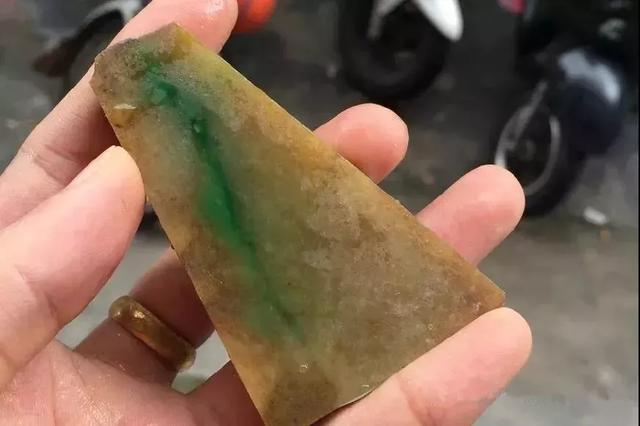 翡翠原石大马坎雕刻翡翠原石-第1张图片-翡翠网 翡翠原石大马坎雕刻翡翠原石-第1张图片-翡翠网