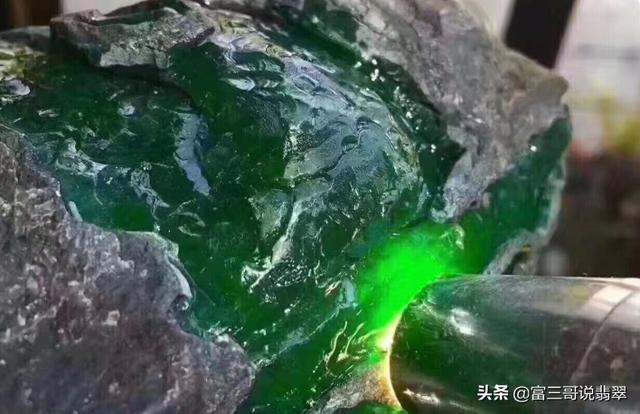 高端翡翠原石哪里买,买的翡翠原石会掉色吗-第1张图片-翡翠网 高端翡翠原石哪里买,买的翡翠原石会掉色吗-第1张图片-翡翠网