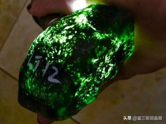 高端翡翠原石哪里买,买的翡翠原石会掉色吗-第2张图片-翡翠网 高端翡翠原石哪里买,买的翡翠原石会掉色吗-第2张图片-翡翠网