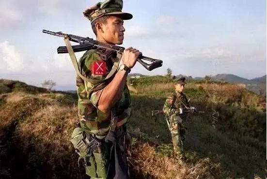 翡翠原石交易,缅甸刚挖出来翡翠原石-第1张图片-翡翠网 翡翠原石交易,缅甸刚挖出来翡翠原石-第1张图片-翡翠网