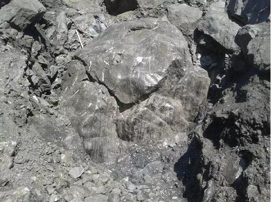 翡翠原石交易,缅甸刚挖出来翡翠原石-第2张图片-翡翠网 翡翠原石交易,缅甸刚挖出来翡翠原石-第2张图片-翡翠网