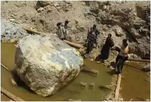 翡翠原石交易,缅甸刚挖出来翡翠原石-第4张图片-翡翠网 翡翠原石交易,缅甸刚挖出来翡翠原石-第4张图片-翡翠网