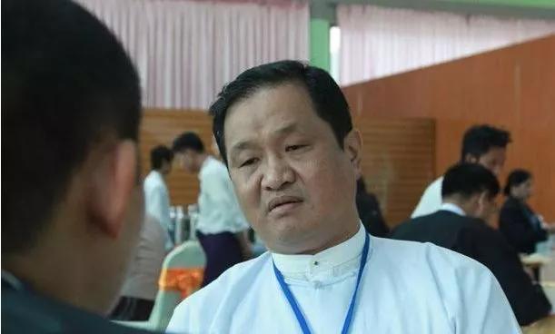 翡翠原石交易,缅甸刚挖出来翡翠原石-第5张图片-翡翠网 翡翠原石交易,缅甸刚挖出来翡翠原石-第5张图片-翡翠网