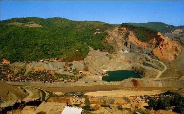 翡翠原石交易,缅甸刚挖出来翡翠原石-第8张图片-翡翠网 翡翠原石交易,缅甸刚挖出来翡翠原石-第8张图片-翡翠网