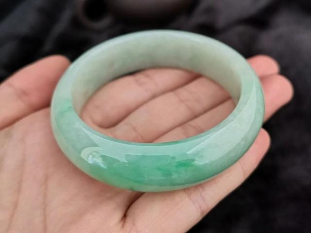 翡翠手镯什么颜色好,宽版三色贵妃翡翠手镯-第1张图片-翡翠网 翡翠手镯什么颜色好,宽版三色贵妃翡翠手镯-第1张图片-翡翠网