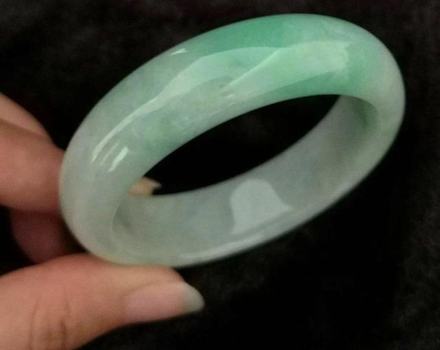 翡翠手镯什么颜色好,宽版三色贵妃翡翠手镯-第3张图片-翡翠网 翡翠手镯什么颜色好,宽版三色贵妃翡翠手镯-第3张图片-翡翠网