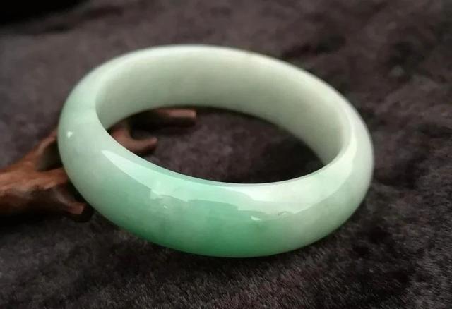 翡翠手镯什么颜色好,宽版三色贵妃翡翠手镯-第7张图片-翡翠网 翡翠手镯什么颜色好,宽版三色贵妃翡翠手镯-第7张图片-翡翠网