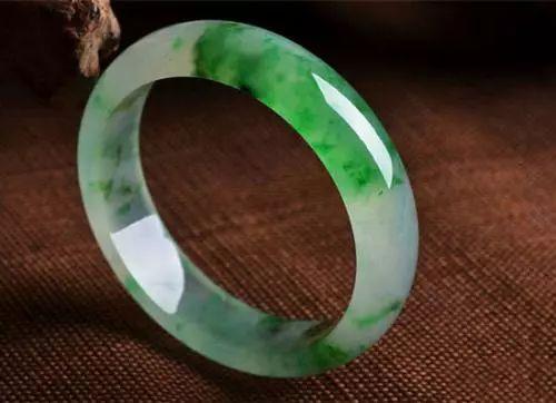 翡翠手镯什么颜色好,宽版三色贵妃翡翠手镯-第9张图片-翡翠网 翡翠手镯什么颜色好,宽版三色贵妃翡翠手镯-第9张图片-翡翠网